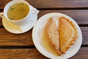 Kibinai mit Brühe