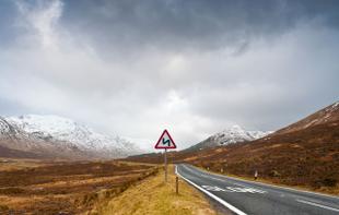 Schneebedeckte Berge in Glen Coe