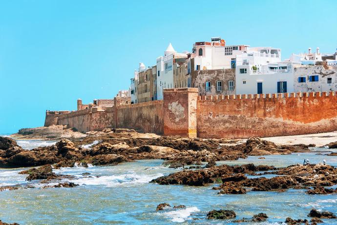 Blick auf die historische Stadtmauer von Essaouira in Marokko