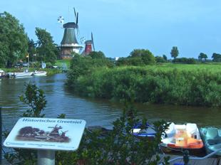 Zwillingsmühlen im historischen Greetsiel