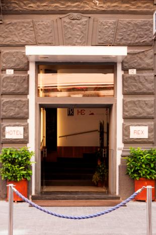 Eingang zum Hotel Rex