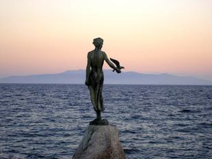 Die geheimnisvolle Statue "Das Mädchen mit der Möwe" in Opatija