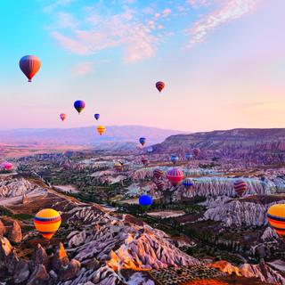 Ballonfahrt über der einzigartigen Tuffsteinlandschaft Kappadokiens