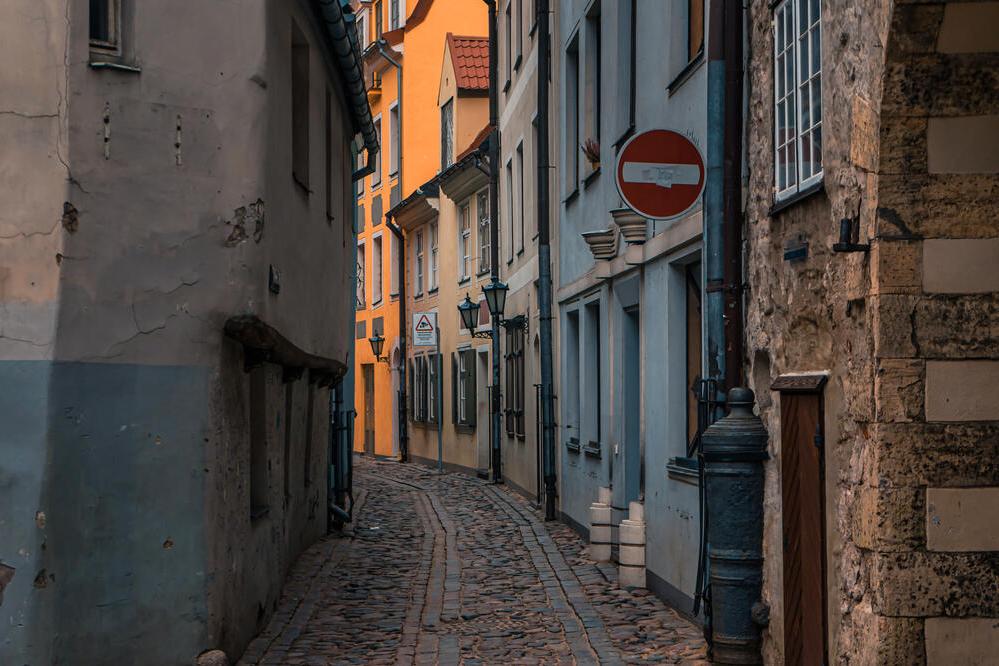 Schmale Straße in der Altstadt von Riga 
