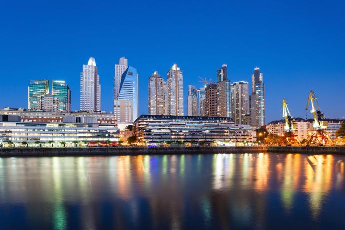 Abendliche Skyline von Buenos Aires