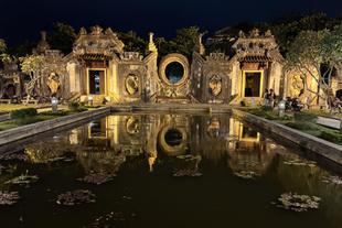 goldener Eingang bei Nacht in Vietnam