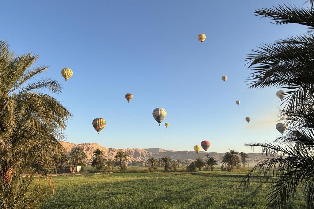 Panorama von Theben-West mit Heißluftballons