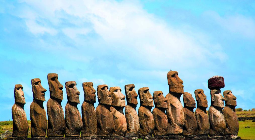 Blick auf die Maoi Statuen während einer Rundreise durch Chile mit Osterinseln