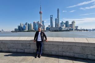 SKR-Gast Silvio vor der Skyline von Shanghai