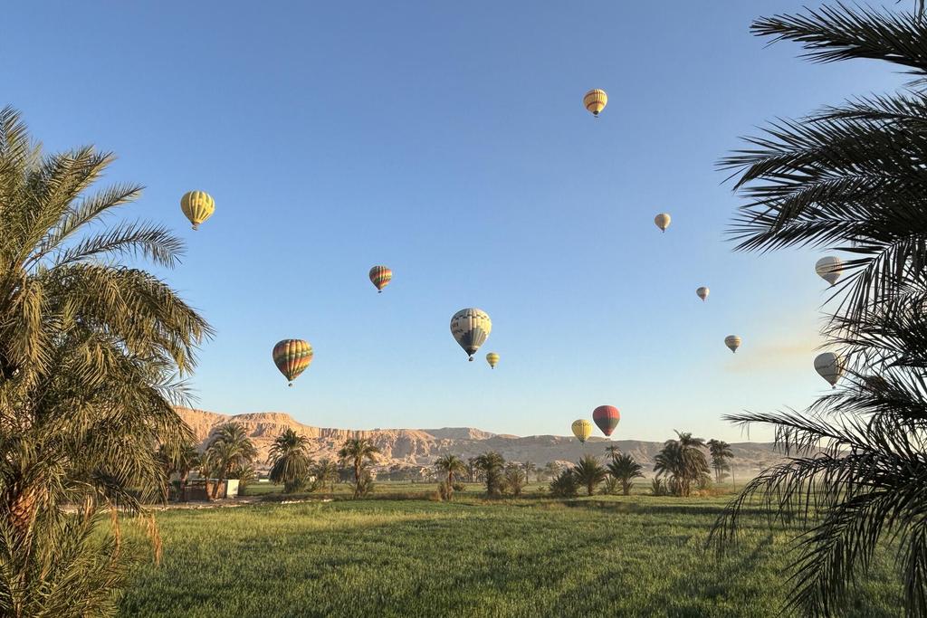 Panorama von Theben-West mit Heißluftballons