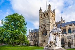 Richard Hooker Statue und die Kathedrale von Exeter