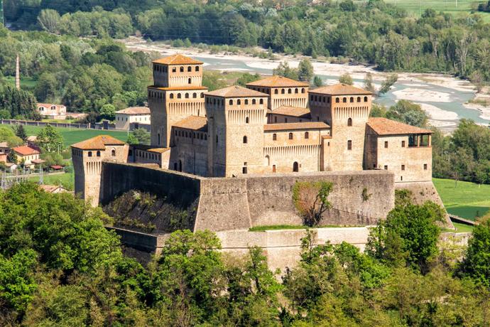 Blick auf die Burg Torrechiara bei Parma