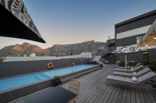 Dachterrasse mit Pool und Blick auf den Tafelberg