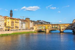 Die Ponte Vecchio über dem Arno in Florenz