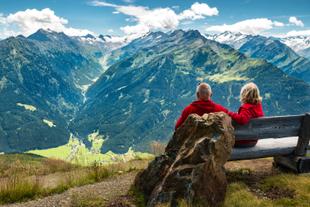 Vitales Paar beim Wandern in Österreich