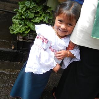 Mädchen auf dem Markt in Otavalo