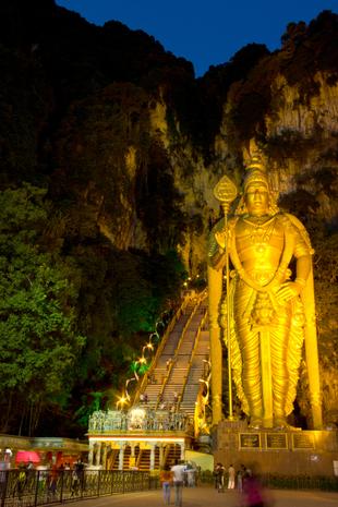 Batu Caves bei Nacht 