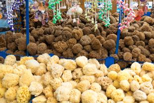 Natürliche Schwämme auf einem Markt in Rhodos-Stadt