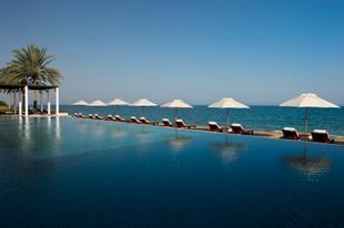 Pool mit Blick auf das Meer