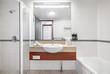 Badezimmer des Standardzimmers im Crowne Plaza