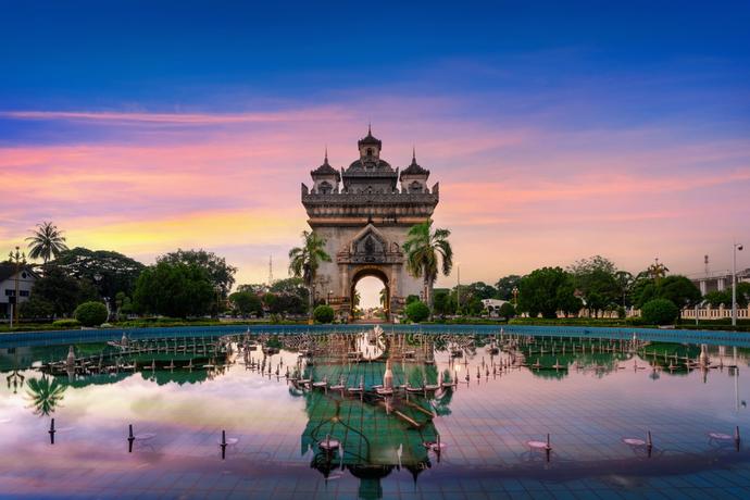 Patuxai in Vientiane, auch als "Siegesbogen" bekannt, erstrahlt in der Dämmerung in majestätischem Licht.