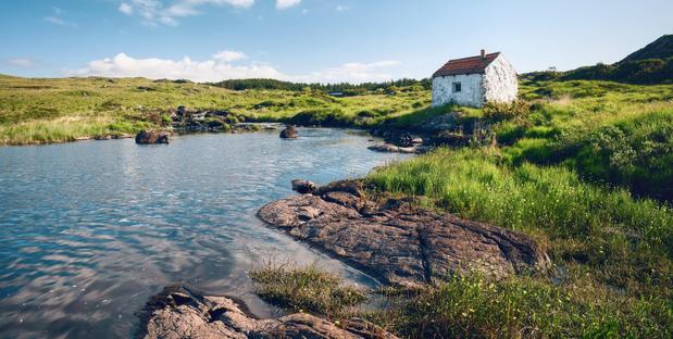 Steinhaus mit rotem Dach bei einer 8 Tage Irland Rundreise