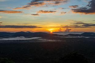 Sonnenaufgang vom Lions Rock in Sigiriya
