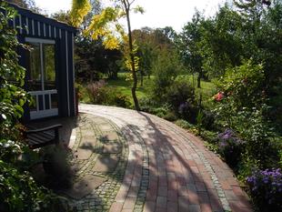Genießen Sie bei einem Spaziergang die schön angelegte Gartenanlage