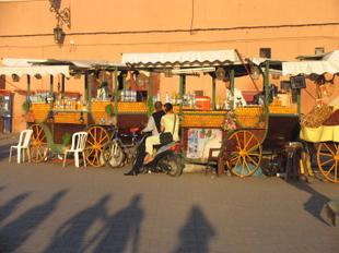 Paar am Orangenstand auf dem Djemaa el Fna