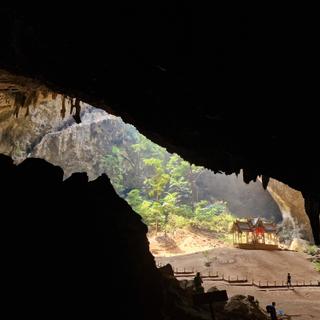 Ein Tempel in einer Höhle in Vietnam