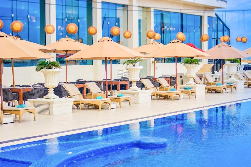 Sonnenliegen am Pool
