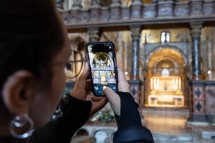 Touristin in Markusbasilika