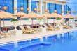 Sonnenliegen am Pool