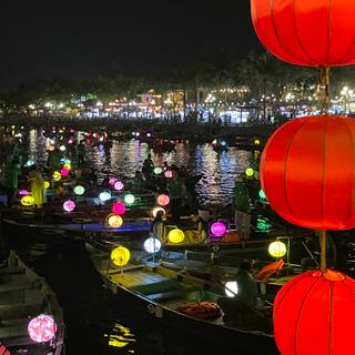 Lampions auf dem Wasser