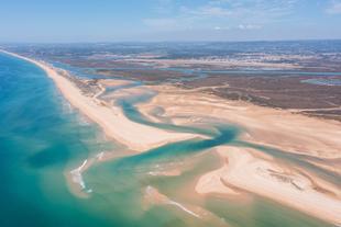 Luftaufnahme des Naturparks Rio Farmosa und die Küste von Faro