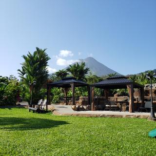 Lodge mit Blick auf den Vulkan in Costa Rica - CRRLUX