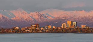 Anchorage im Sonnenuntergang vor den Chugach Mountain