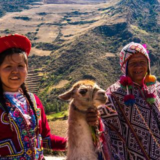 Peruaner mit Lama im Heiligen Tal der Inkas