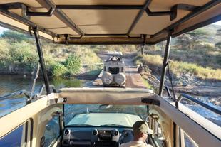 Flussüberquerung mit Safari Jeeps