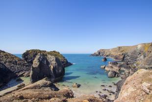 Blaues Meer und Himmel an der Kynance Cove