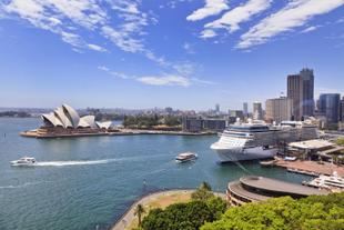 Blick von der Harbour Bridge auf Sydney 