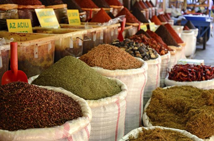 Gewürze auf einem der traditionellen Märkte in Istanbul