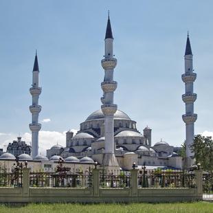 Imposante Zentralmoschee in Bischkek, Kirgisistan