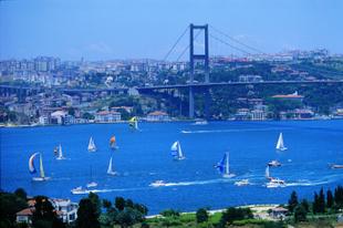 Aussicht auf Istanbul und die Faith Sultan Mehmet Brücke 