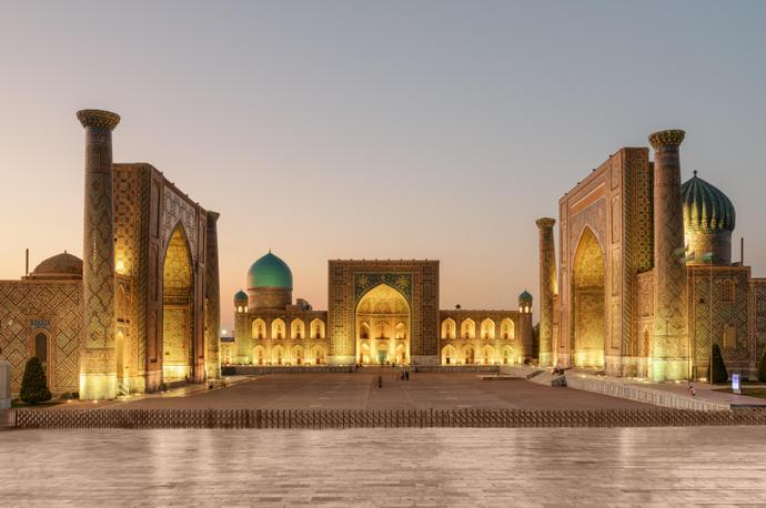 Ansicht des historischen Platzes Registan in Samarkand 