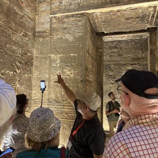 Reisegruppe am Horus-Tempel von Edfu