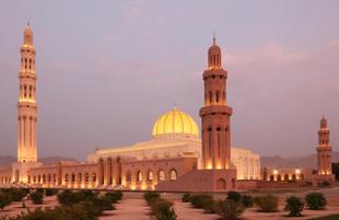 Blick auf die Sultan Qaboos Moschee bei Nacht