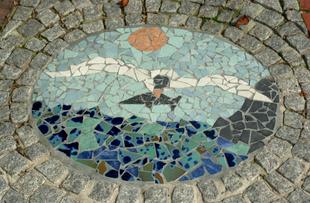 Malerische Mosaik-Verzierungen entlang des Weges