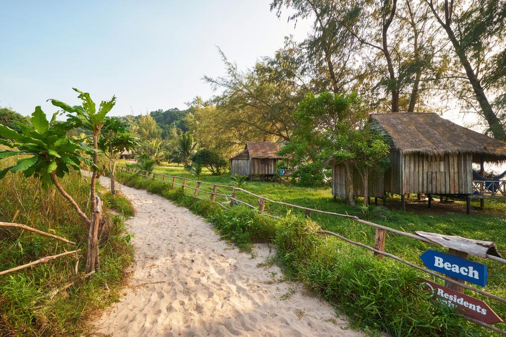 Ein sandiger Pfad zum Strand auf Koh Rong Sanloem Island