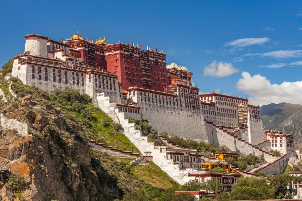 Panorama des Potala Palastes im tibetischen Lhasa 